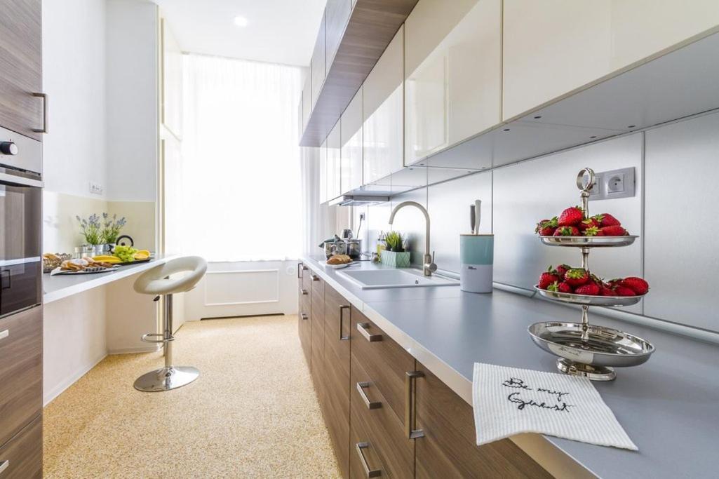 Stylish Apartment 5 Minutes Walk From City Center Prague Luaran gambar