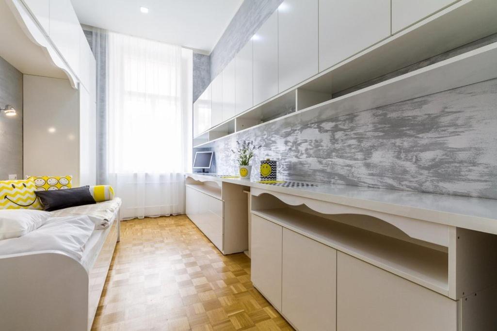 Stylish Apartment 5 Minutes Walk From City Center Prague Luaran gambar