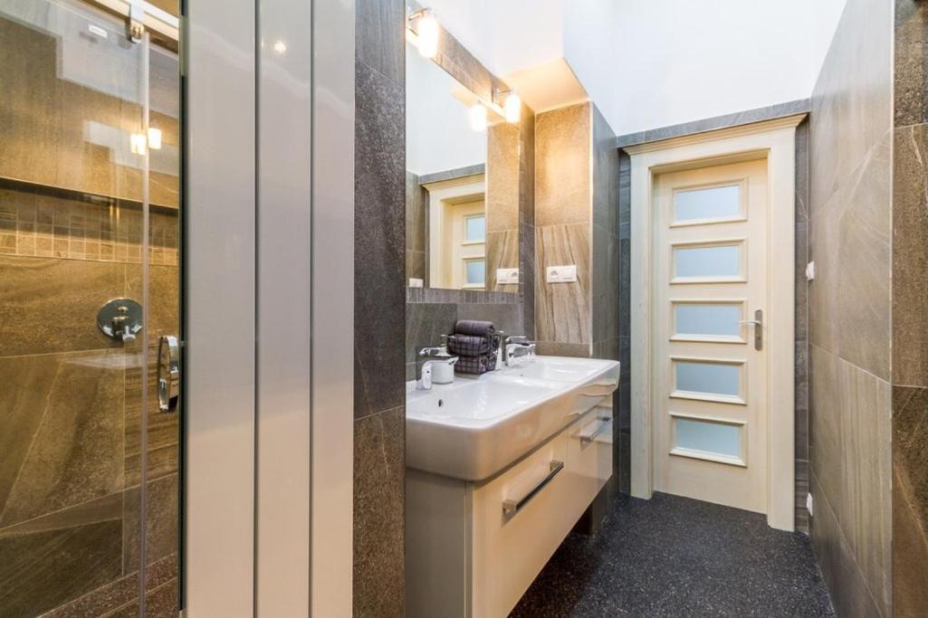 Stylish Apartment 5 Minutes Walk From City Center Prague Luaran gambar