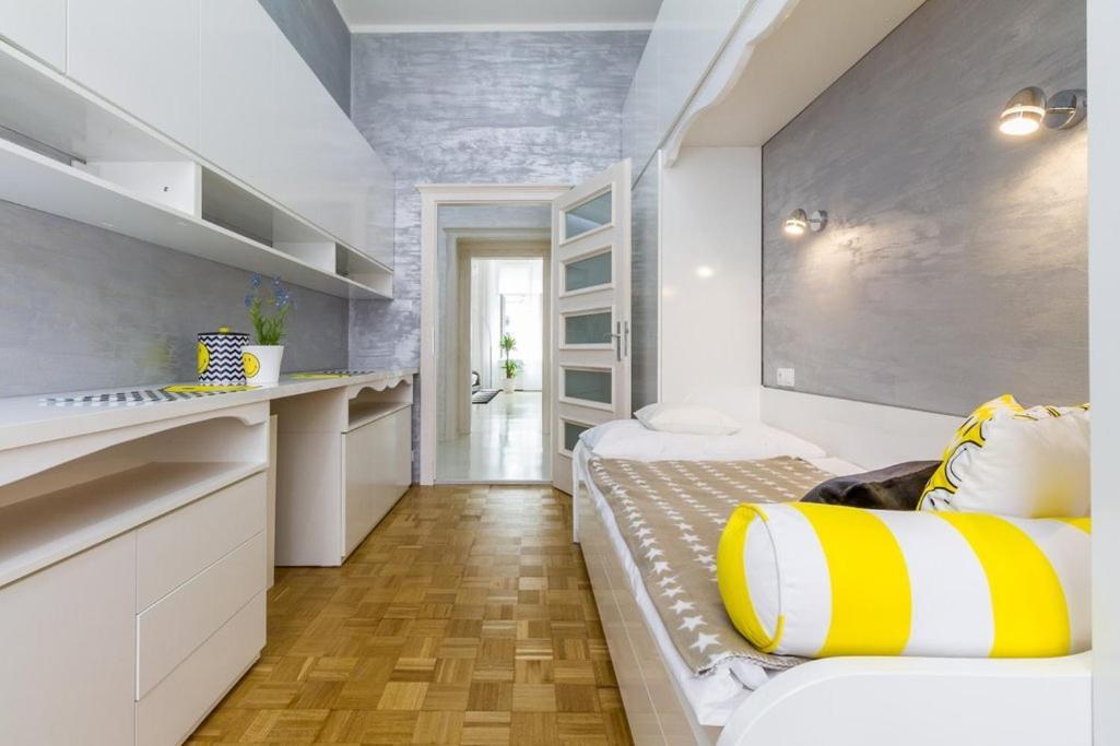 Stylish Apartment 5 Minutes Walk From City Center Prague Luaran gambar
