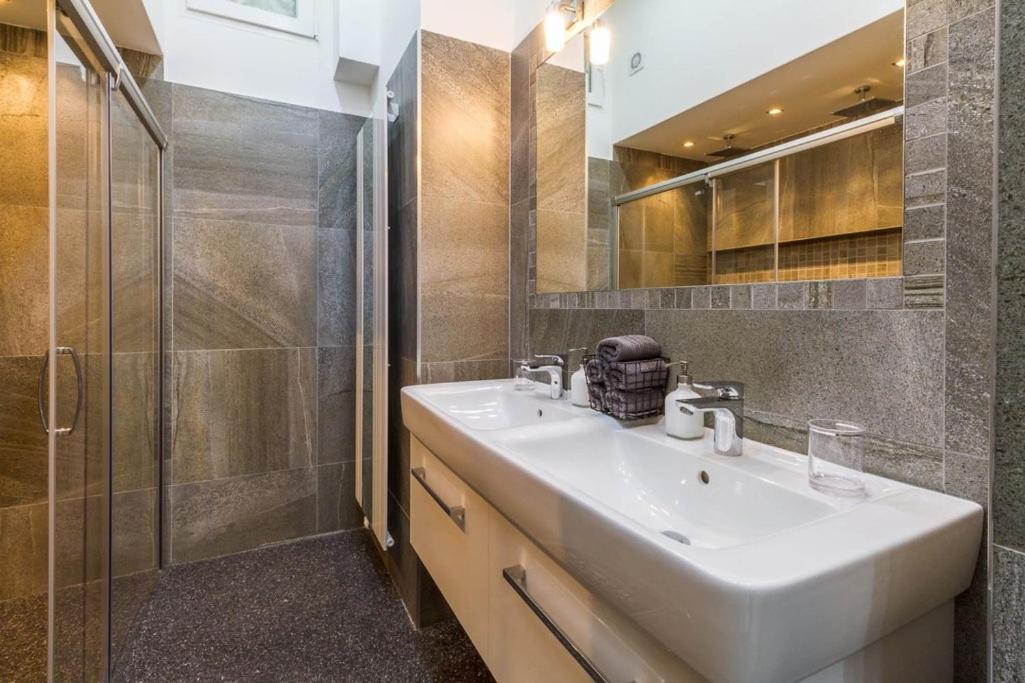 Stylish Apartment 5 Minutes Walk From City Center Prague Luaran gambar